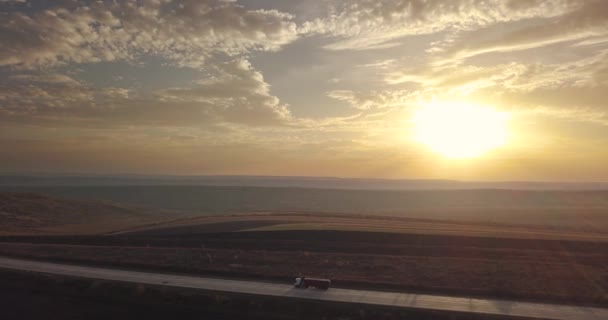 Prostě skvělé video s DRONY od úžasné krajiny a pole na podzim — Stock video
