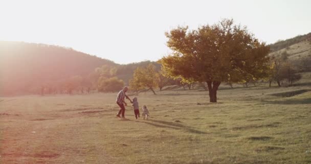 Tres años de edad, el niño y su padre pasar un buen rato juntos junto al lago con su perro husky — Vídeo de stock