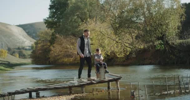 Дивовижне місце на природі тато з сином проводить день разом, ловить рибу і грає разом . — стокове відео