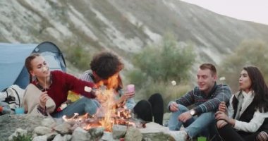 Komik karizmatik arkadaşları büyük bir zaman birlikte kamp, hep birlikte şekerleme yemek ve şarap içmek kamp ateşi oturma hakkına sahiptir. 4k