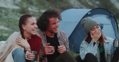 Komik zaman kamp bazı sıcak içecekler içme ve kamp ateşi oturma marshmallows yeme bir gezi, büyük gülümsüyor musun arkadaşlar bir grup için.