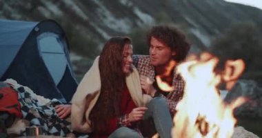 Kamp, mutlu çift, biraz şekerleme yemek ve her diğer kamp ateşi sarılma akşamları.