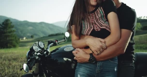 Muito Jovem Casal Feliz Passar Tempo Lindo Juntos Meio Natureza — Vídeo de Stock