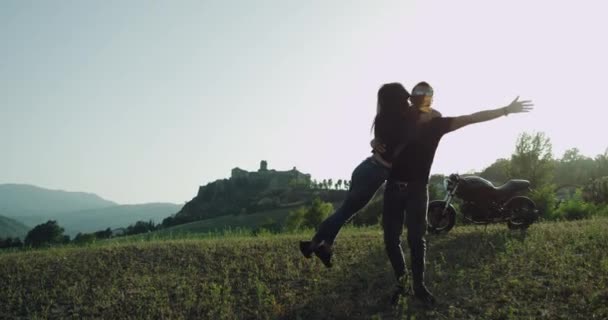 一对夫妇花时间在一起拥抱对方在惊人的景观中间, 他们一起旅行 — 图库视频影像