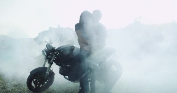 Uma Turva Imagina Casal Carismático Lado Sua Motocicleta Acelerando Tempo — Vídeo de Stock