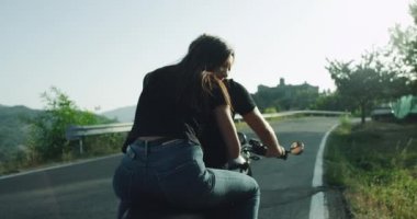 Genç çift onların yolculuk büyük Bugatti canavar motosiklet otoyol ortasında duran