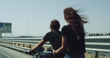 Tatlı bayan ve otoyollar üzerindeki yaz aylarında büyük bir motosiklet sürüş adam.