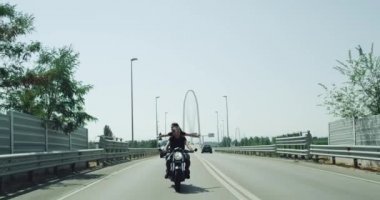 Kamera adam ve kadın önünde dikkate alın: Otobana büyük bir motosiklet ile bir yolculuk var, onlar iyi yaz günde anın tadını çıkarın.