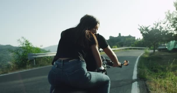 Jovem casal de pé o seu passeio na grande moto monstro Bugatti no meio da auto-estrada — Vídeo de Stock