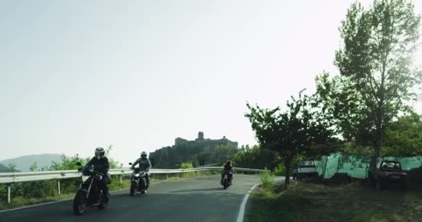 Trzy motocykl w środku autostrady mają miło jeździć, w niesamowity widok krajobrazu — Wideo stockowe