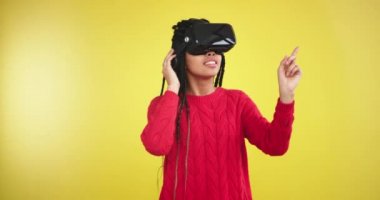 Karizmatik genç bayan çok etnik Afrika ve Avrupa alarak, sarı arka plan stüdyo portre videoda oynamak için bir Vr kullanarak uzun dreadlocks ile Afrika Bayan. Kırmızı epic vurdu. yavaş hareketleri. 4k