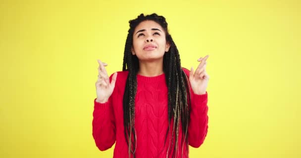 Sarı arka plan karizmatik komik Afrika lady çok etnik bir stüdyoda çapraz parmak ve bir şey için dua sonra mutlu o almak istediği ve çok komik bir dreadlocks ile gülümseyen — Stok video