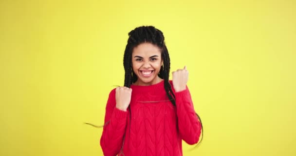 Niedlichen charismatischen afrikanischen Dame in einem Studio mit einem gelben Hintergrund Wand lächelt groß vor der Kamera und tänzelt lustig haben sie eine gute Laune — Stockvideo
