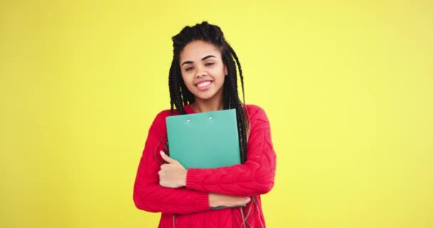 Pretty office worker multi ethnic african lady with dreadlocks in the studio with a yellow background wall holding a office map and enjoying the time looking straight to the camera. 4k — Stock Video