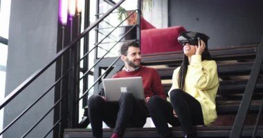 Memur merdivende oturarak ve birlikte, aradan zevk bir modern bina ofis adam bir şey onun defter ve ilk kez bir sanal kullanma Bayan dokunarak içinde kopma