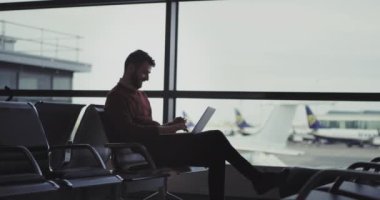 Adam olun online defter ve banka kartını kullanarak bir düzeni gülümseyen Havaalanı bekleme salonunda sonunda yatılı almak için bekleyen o kadar çok heyecanlıydı.