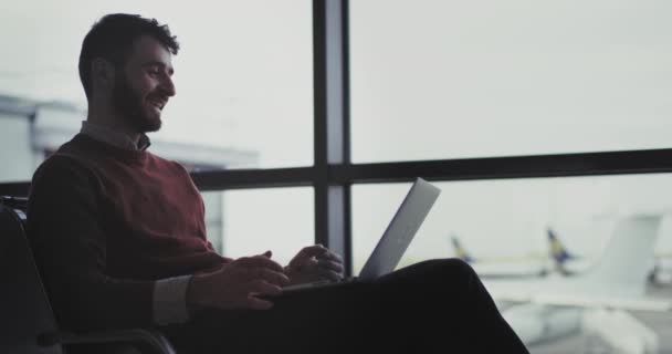 Portret Van Een Jonge Man Bezig Met Zijn Laptop Het — Stockvideo
