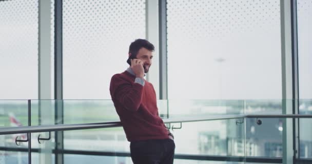 Karismatisk Ung Manager Flygplatsen Har Konversation Sin Smartphone Tills Han — Stockvideo