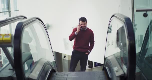 Щасливий Усміхнений Офісний Працівник Встає Ескалатор Розмовляє Захоплюючим Телефону — стокове відео