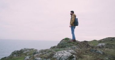 Büyük uçurumlar genç adam turist ile yürüme, inanılmaz bir yer kayalıklarla Moher top geldi.