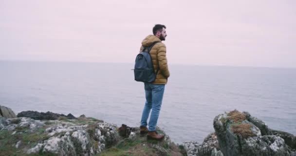 En la cima del turista de montaña admirar el paisaje a su alrededor que están muy impresionados de toda la belleza que ve — Vídeo de stock