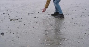 Bir büyük plaj ve Deniz Manzaralı yerin çok etkilendim ıslak kum ile şaşırtıcı yerde mutlu turist geldi