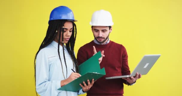 Expert Construction Une Jeune Ingénieure Africaine Discutent Plan Construction Devant — Video