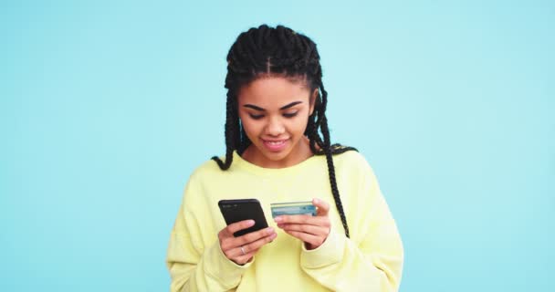 Mujer Africana Bien Parecido Hacer Una Transacción Línea Con Teléfono — Vídeo de stock