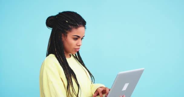 Werkende serios vrouw Afrikaanse etnische in haar notitieblok voor de camera close-up, ze houden haar notitieblok op de handen, in een studio met een blauwe achtergrond muur — Stockvideo