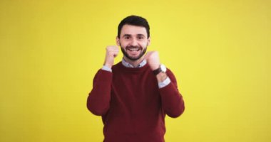 Mutlu karizmatik genç büyük gülümseyen kamera düz görünümlü bir sarı arka plan duvar ile stüdyoda adam ve bir büyük gibi göster