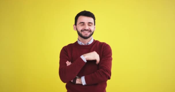 Estudio Con Una Pared Fondo Amarillo Hombre Carismático Sonriendo Con — Vídeos de Stock