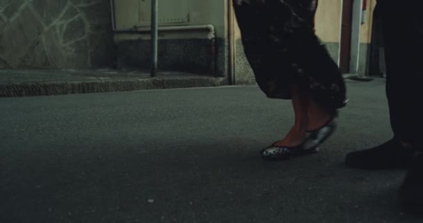 Waking down the street one couple , spending a good time together , lady wearing a long romantic dress — Stock Video