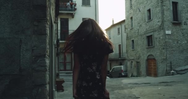 Senhora bonita com vestido longo refrigeração no meio da rua velha, torção feliz em torno de — Vídeo de Stock