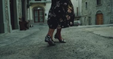 Ayrıntılar closeup kadın s bacaklar dacing romantik İtalya eski bir sokak ortasında