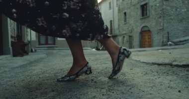 Güzel genç kadın romantik dacing İtalya sokak ortasında o oldukça uzun bir elbise var