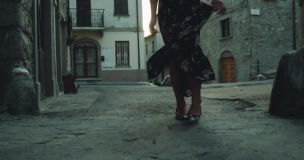 Detalles de cerca de una hermosa mujer romántica tienen un paseo marítimo en medio de una antigua calle en Italia — Vídeo de stock