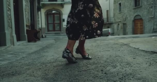 Details close-up vrouw s benen dacing romantisch in het midden van een oude straat in Italië — Stockvideo