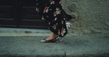 Kadın s bacak yürüme ayrıntıları sokak o romantik uzun elbise, rüzgarlı dışarıda biraz aşağı.