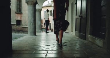 Romantik bir çift birbirine toplantı ve yavaş yavaş ve çok güzel hareketli dacing başlayan İtalya, eski bir sokak ortasında ayrıntılarını