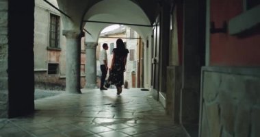 Mimari sokak bir genç çift toplantı her diğer bir güzel birlikte şaşırtıcı yerde vakit sarılma sokağın ortasında şaşırtıcı. 4k