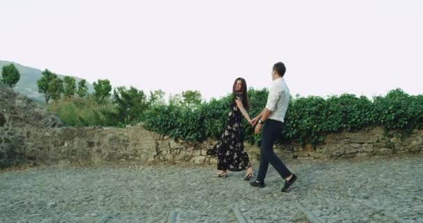 Bra Söker Ungt Par Har Strandpromenad Genom Den Gamla Staden — Stockvideo