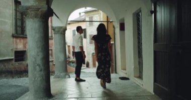 İtalya bir genç çift toplantıda şaşırtıcı mimari sokak ortasında romantik birbirlerine sarılma ve tourn başlar. 4k