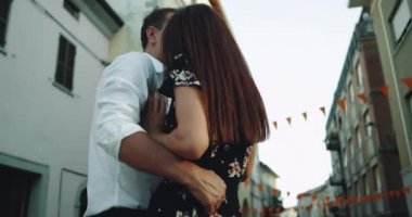Eski İtalyanca sokak ortasında birlikte vakit Closeup karizmatik çift romantik