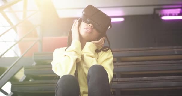 Portrait d'une jeune femme utilisant des lunettes de réalité virtuelle très heureuse et excitée elle explique le monde virtuel, voyage et joue avec une VR — Video