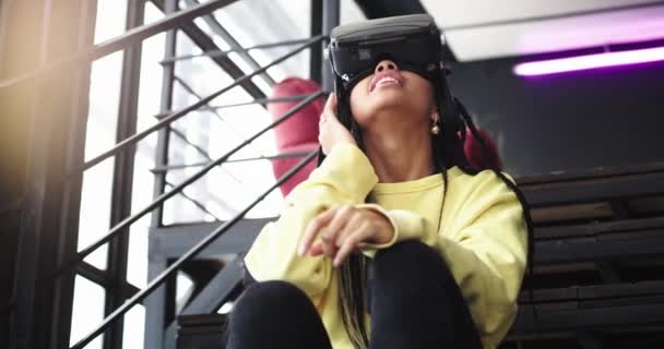 Primer plano frente a la cámara multi-étnica dama utilizando una VR que están muy impresionados de la innovación y muy emocionados con las gafas de realidad virtual. 4k — Vídeo de stock