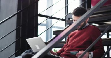 Şık ofis çalışanı olmak online kredi kartı ve bir dizüstü mutlu o vasıl belgili tanımlık son büyük gülümseyen kullanan bir işlemde