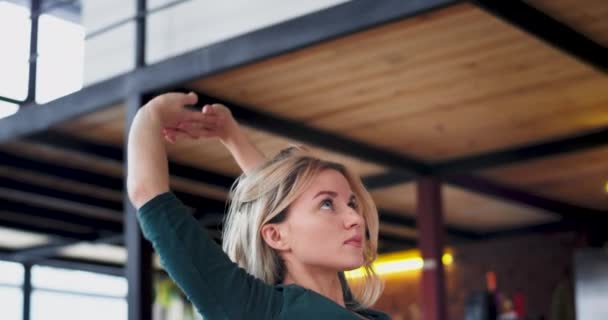 Porträt junge Frau praktiziert Yoga zu Hause in erstaunlichen Loft-Wohnzimmer sie konzentriert sich auf die Übungen — Stockvideo