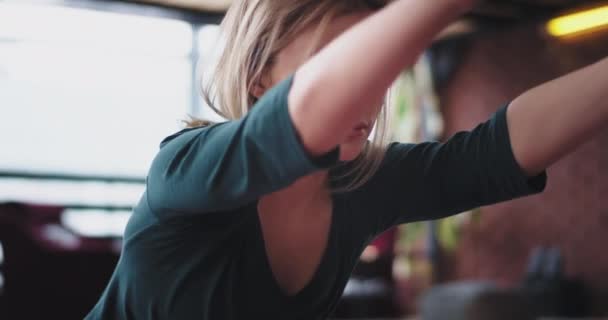 Porträt einer konzentrierten Frau macht morgens Yoga-Übungen auf der Matte, auf der sie ihren Körper dehnt, um mehr Energie für den ganzen Tag zu bekommen — Stockvideo