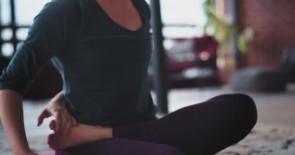 Karizmatikus sportos hölgy gyakorló jóga otthon ő csinál kemény gyakorlatok, nyújtás a test és a meditáció-a modern nappali design rózsaszín szőnyeg — Stock videók