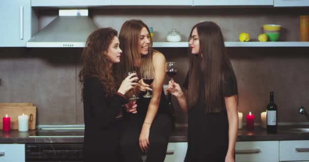 Domovský čas stranou, vína večer dámy bavit, pití vína a mít dobrý čas spolu v kuchyni, na sobě černé šaty. — Stock video
